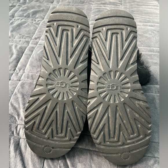 Genuine Uggs size 9 (W) - good lightly used condition, cute bows on back. - Picture 3 of 5